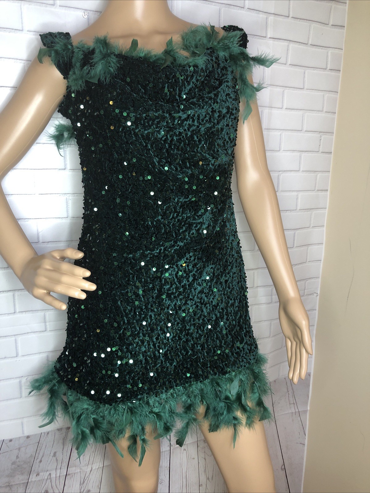 Vestido De Lentejuela Corto Verde Con Plumas Vestido Lentejuelas Con Plumas Nuevo Sin Etiquetas Midi