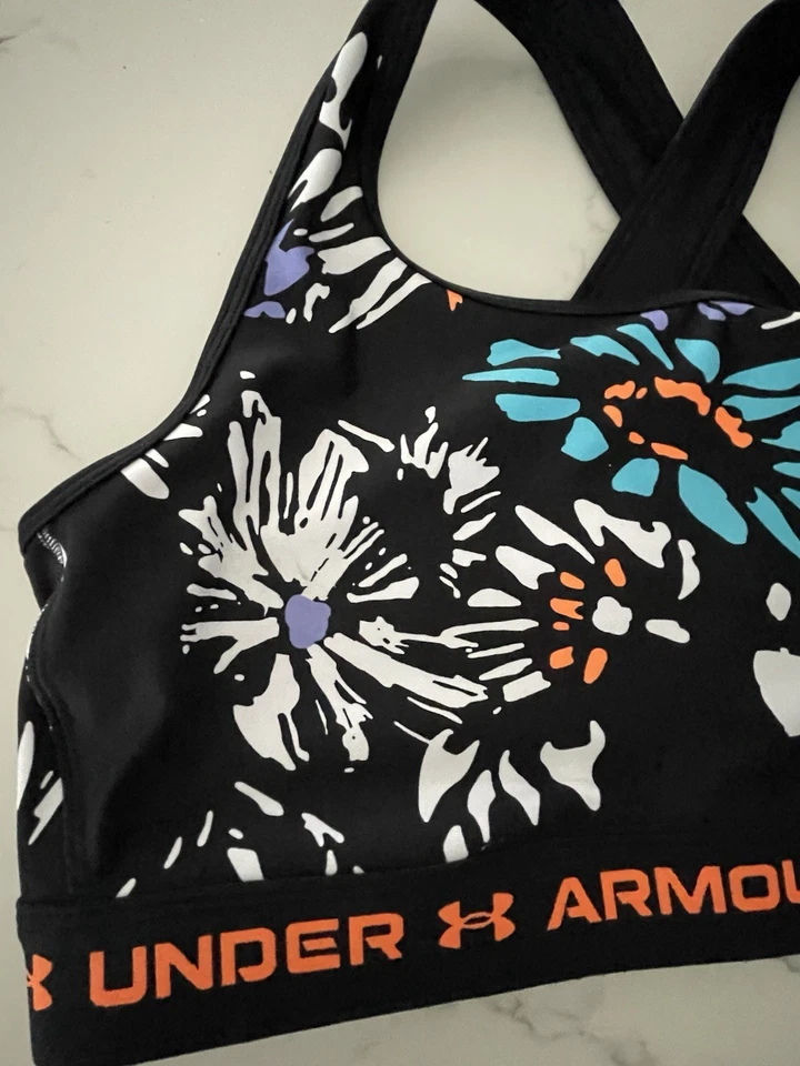 Sutiã esportivo Under Armour~2x~1362899~preto estampado crossback compressão média em excelente estado usado - Imagem 2 de 4