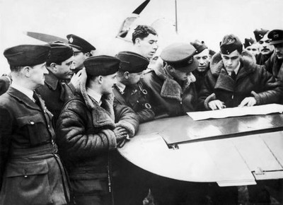 Royal Air Force Pilots Finding Themselves An Air Map Before Taking- Old Photo