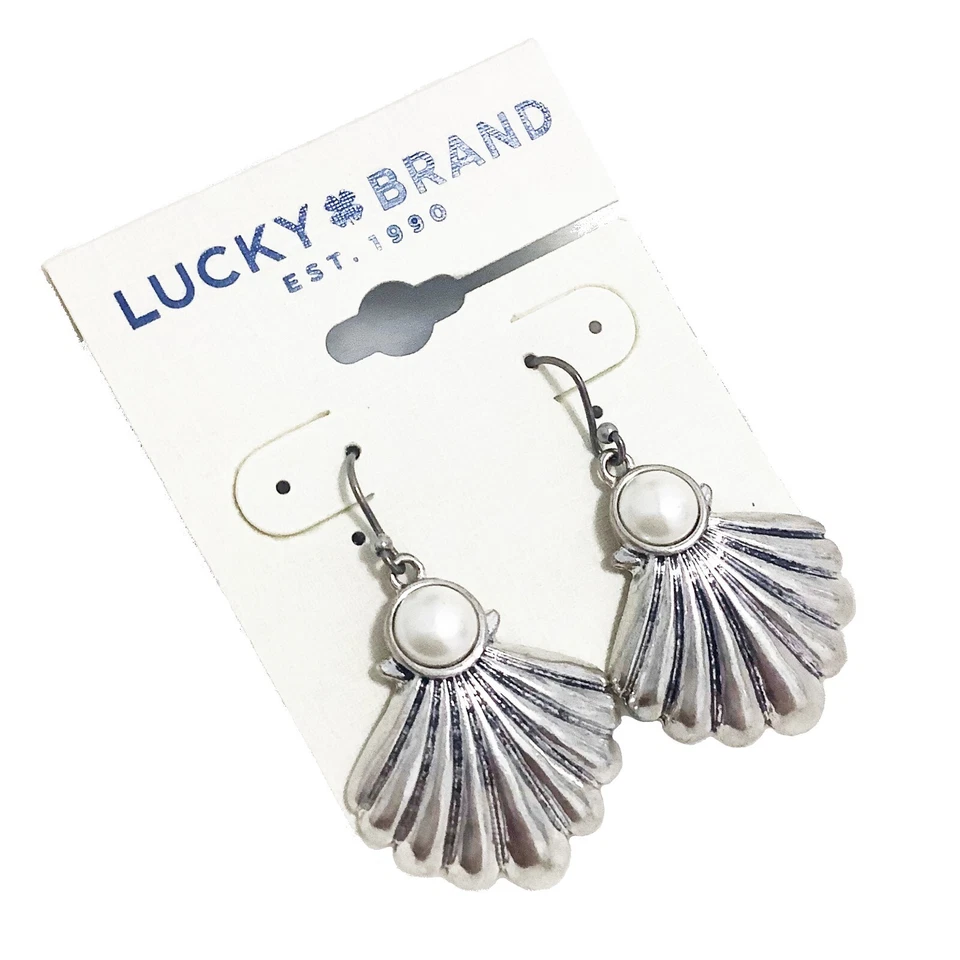 Pendientes colgantes de perlas de imitación concha marina tono plata envejecida marca Lucky Foto 2 de 4