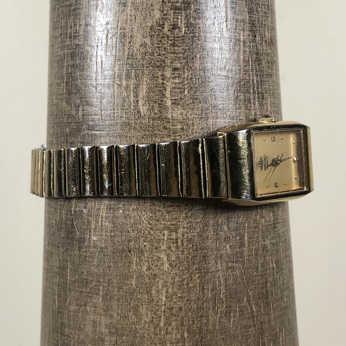 Seiko Quartz Watch Womens Gold Tone Rectangular 1N01-5A10  display picture 1
