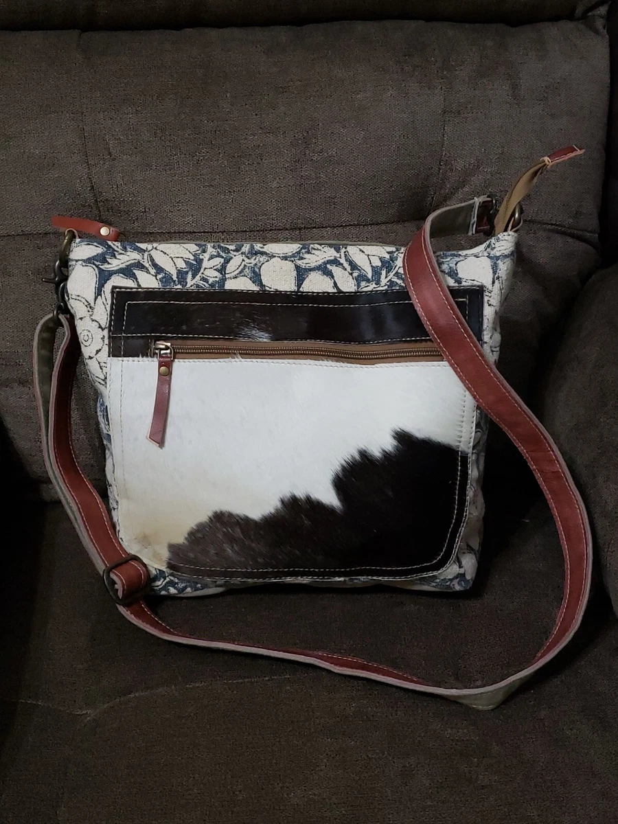 New Clea Ray Canvas and Cowhide Messenger bag. NWT. CUTE