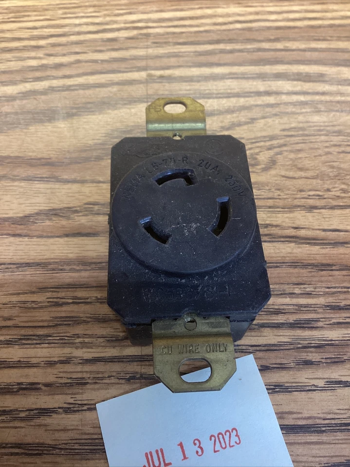 Legrand WC596/81-1 L620R Turnlock Single Receptacle 20A 250VAC 2 Poles 3 Wires - Image 2 of 4