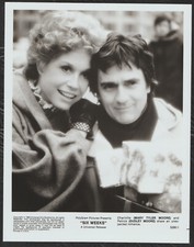 MARY TYLER MOORE DUDLEY MOORE in Six Weeks '82 GLOVE