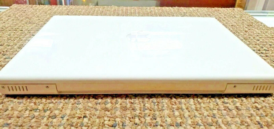 Apple MacBook Model 13" A1181(EMC 2092)1.83 GHz Core Duo- UNTESTED(FC12-T-G552) - Image 3 of 4