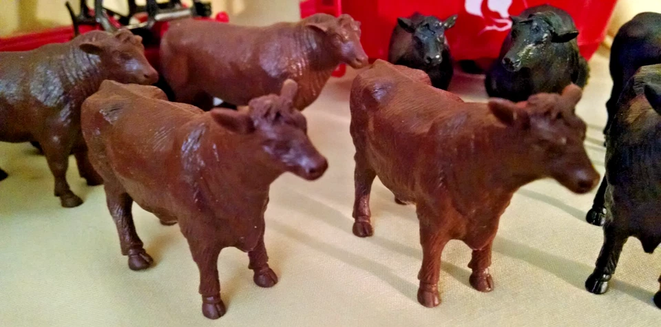 FARM PLAYSET LOOSE NEW RAY BLACK ANGUS COW SILO HAY BALES DOG TRACTOR TRAILER. - Image 4 of 4