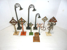 LIONEL LOT OF STANDARD GAUGE TRAIN LAMPS AND SIGNALS,SIGNS PRE WAR
