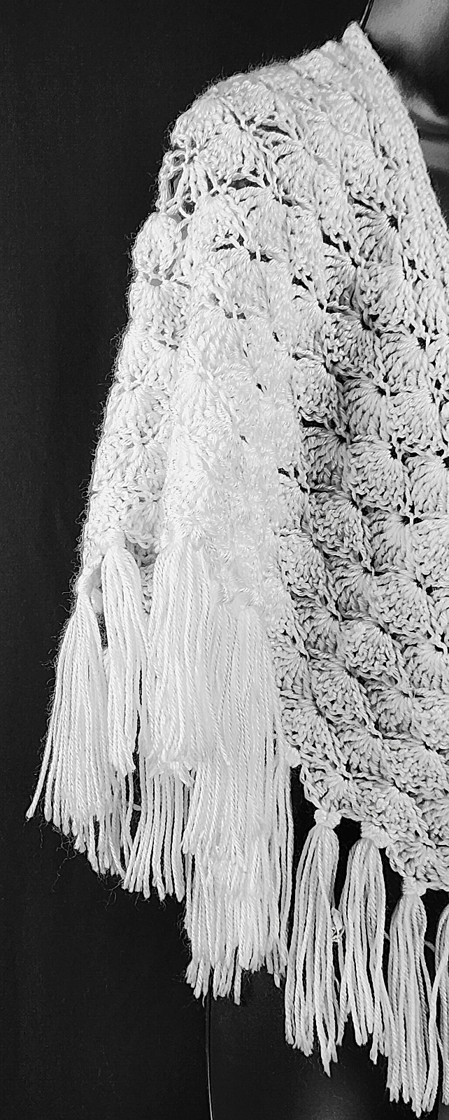 Vintage HANDMADE shell crochet TRIANGULAR SHAWL/W… - image 4