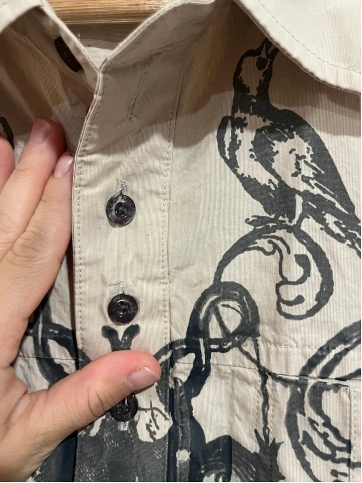 Camisa Artful Dodger Gráfica Abotonada Beige Negra Calavera Estampado Pájaro Manga Larga Foto 2 de 4