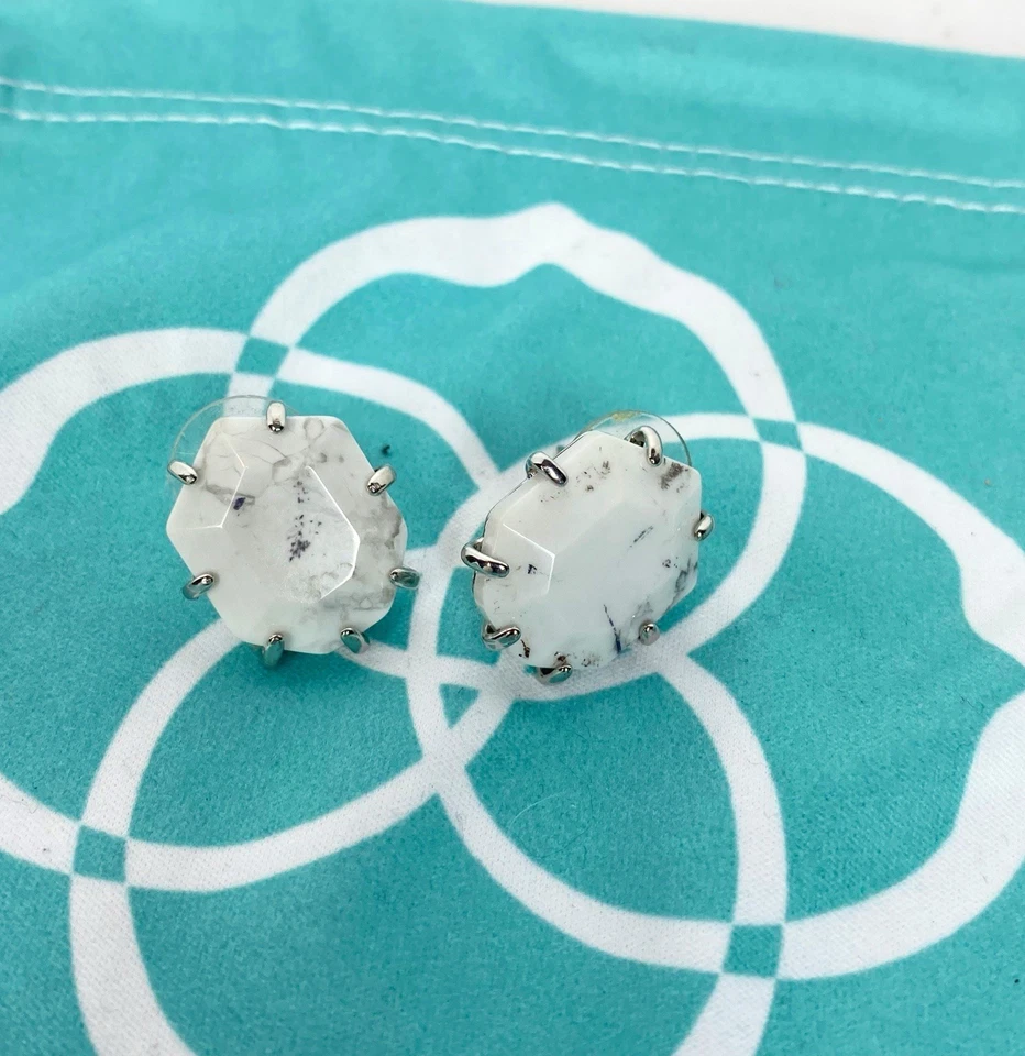 Pendientes vintage Kendra Scott Morgan blanco/gris tono plata con tachuelas Foto 4 de 4
