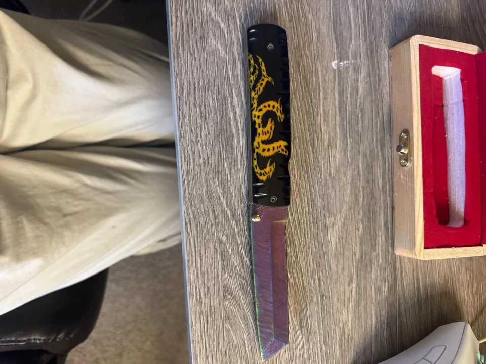 Navaja de bolsillo japonesa hecha a mano con diseño tradicional de dragón y caja Foto 4 de 4