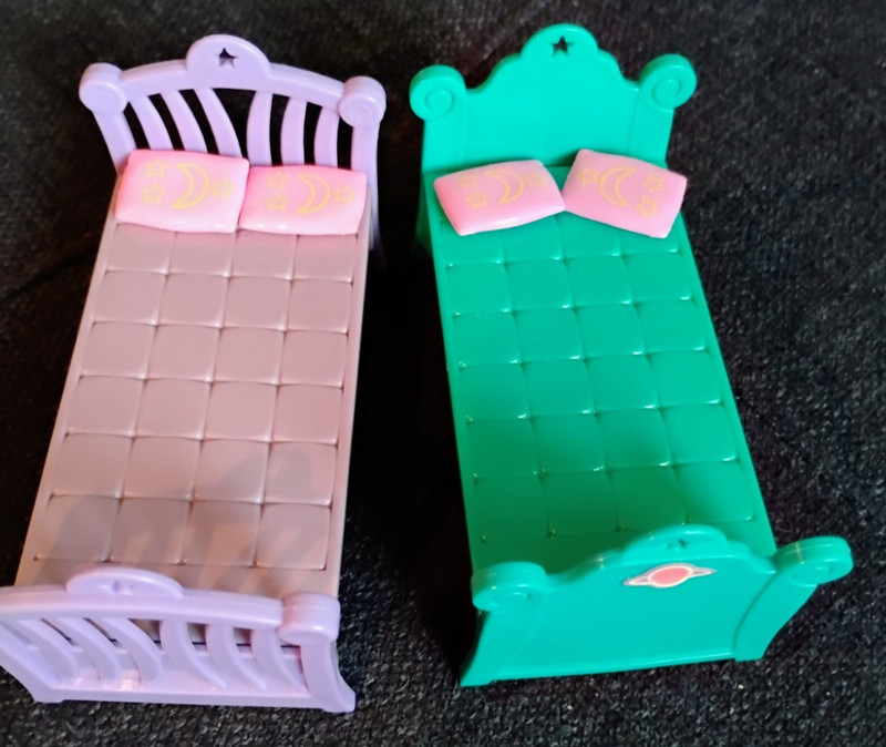 POLLY POCKET :    2 BEDS,   4 PILLOWS,  2 BLANKETS,  2 DOLLS
