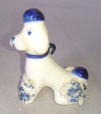 ANCIENNE PETITE FIGURINE STATUETTE UN CHIEN CANICHE EN PORCELAINE 1990