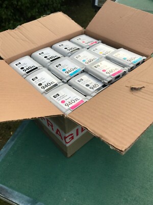 Karton voll mit leeren Tintenpatronen. HP940XL.