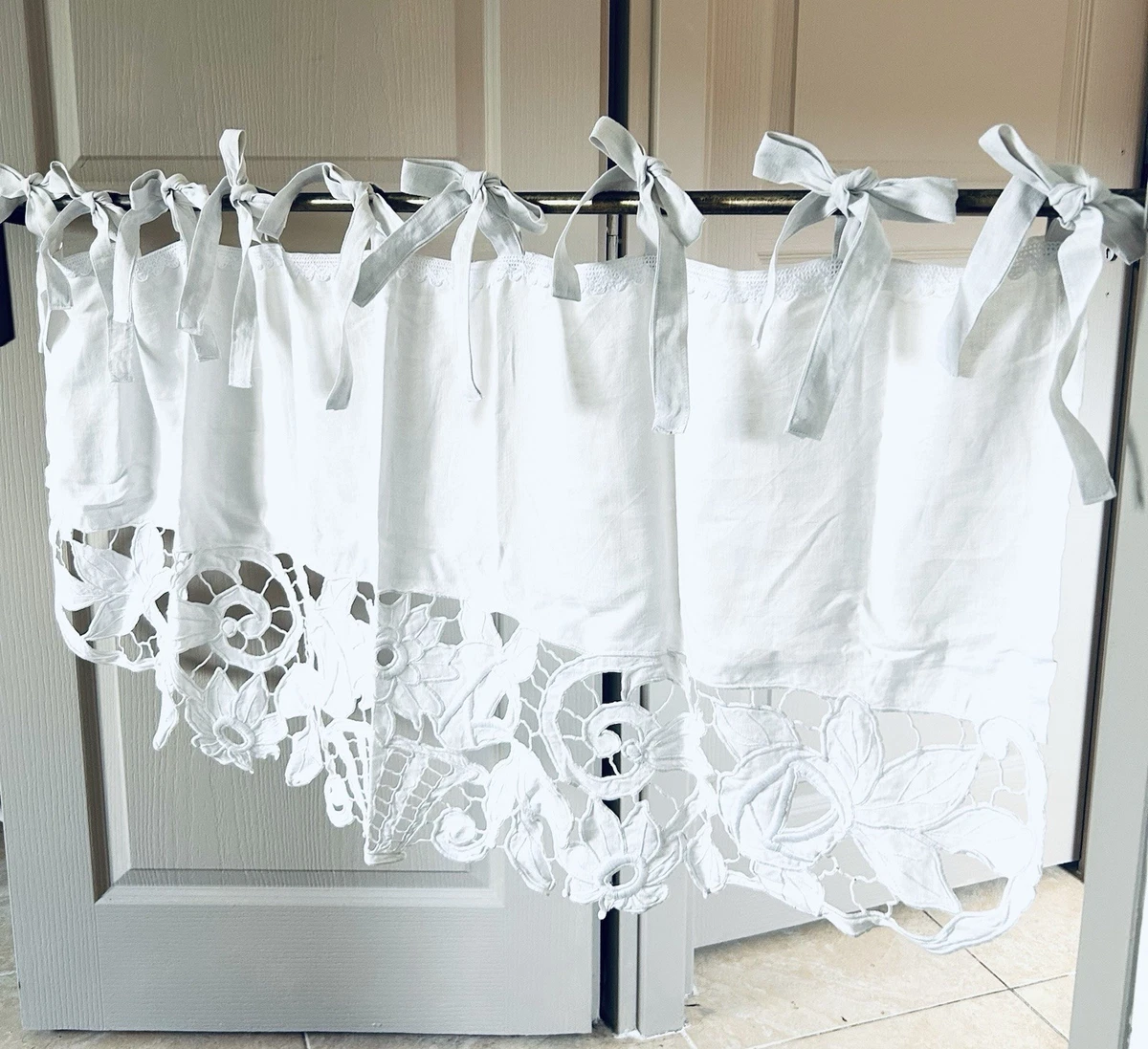 CANTONNIÈRE « Broderies » Fait main, blanc dentelle, style