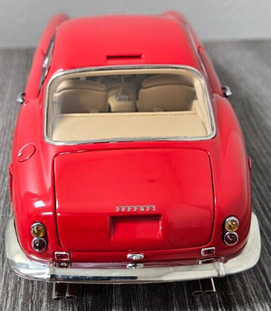 Miniature Ferrari 250 GT Berlinetta Passo Corto SWB 1961 – CMC 1/18 M-046