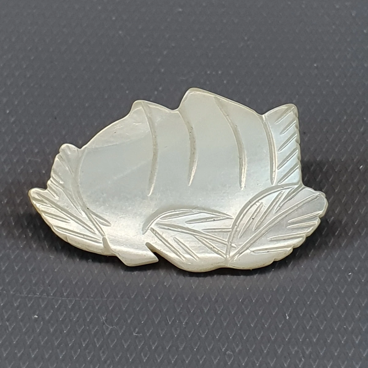 bijoux broche ancien N540 fleur nacre
