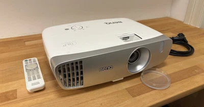 BenQ W1110 Full HD 3D Heimkino Beamer, 3348 Std. Eco, OVP + Fernbedienung - Bild 1 von 4