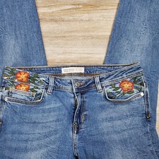 Zara Basic Z1975 Jeans Women 6 30x26 Denim Floral Embroidered Distressed Raw Hem