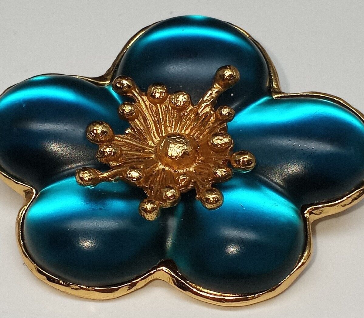 The classic sakura brooch