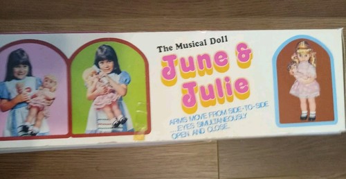 Muñeca mecedora musical vintage June & Julie de 19" con muñeca bebé de 6", en caja original - Imagen 9 de 14