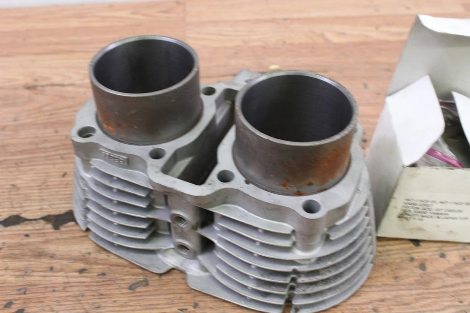 Yamaha XS650 1978 jarra de cilindro doble primera con pistones Foto 4 de 4