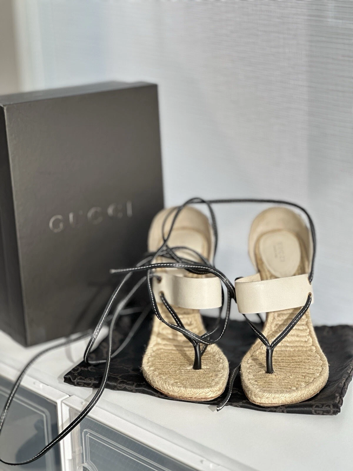 Sandales Gucci en cuir blanc/noir appliqué floral string cheville taille 9