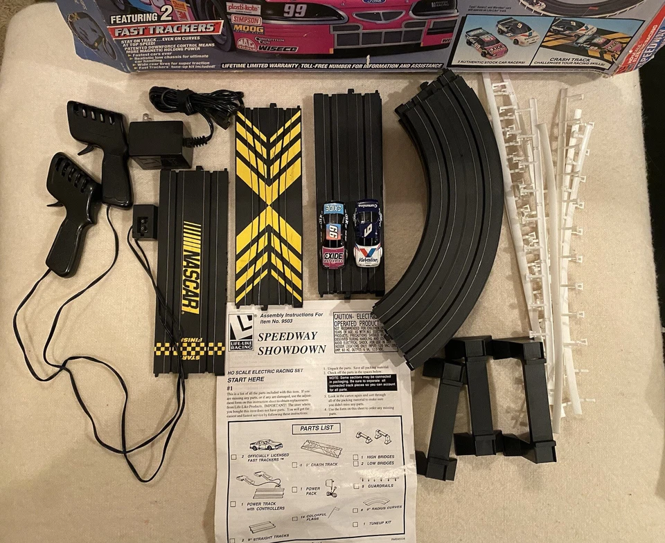 LIFE LIKE SPEEDWAY SHOWDOWN HO SLOT CAR SET. Vintage, Complete Set. Ford - Image 2 of 4