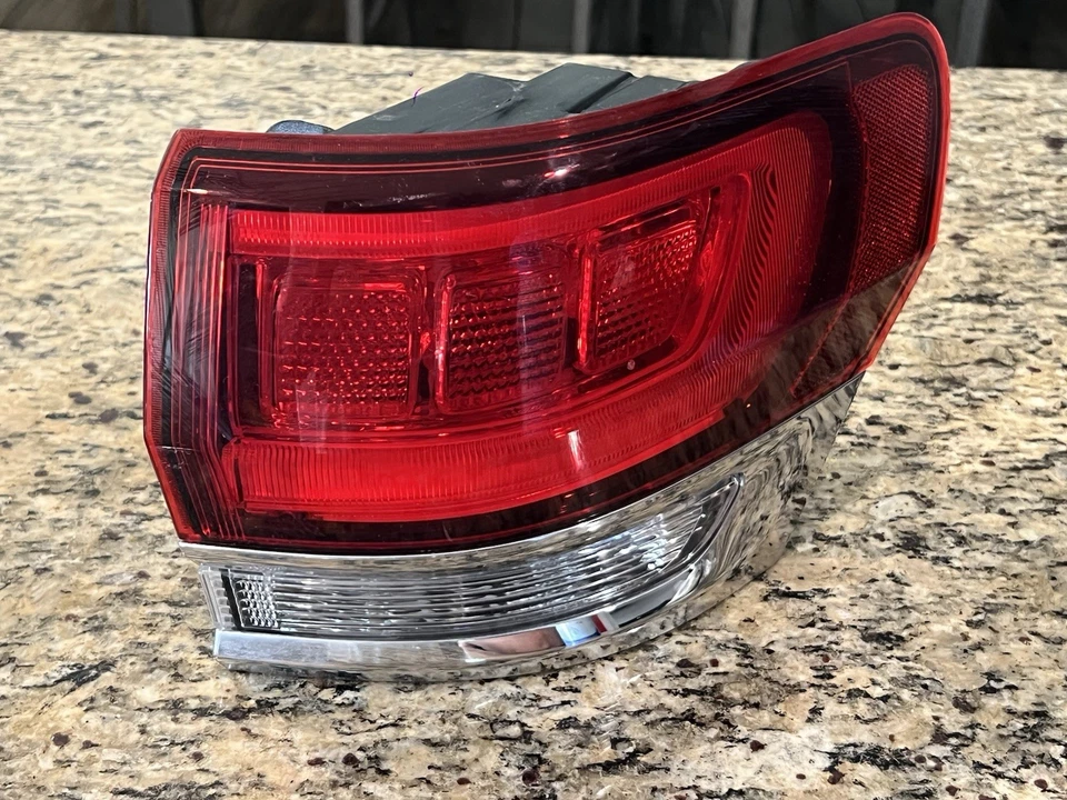 Luz trasera exterior para pasajero derecho Jeep Grand Cherokee 2014-2018 OEM 68110016 Foto 2 de 4