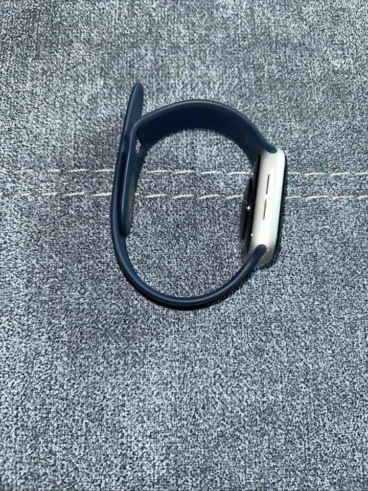 Apple Watch Series 4 40 mm estojo de alumínio prata com pulseira esportiva marinha - Imagem 4 de 4
