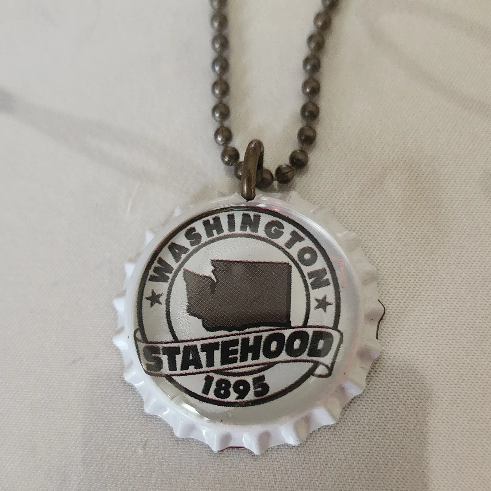 VETEMENTS 1895 Washington Statehood Collana Washington Soda Tappo Bottiglia Ciondolo Collana