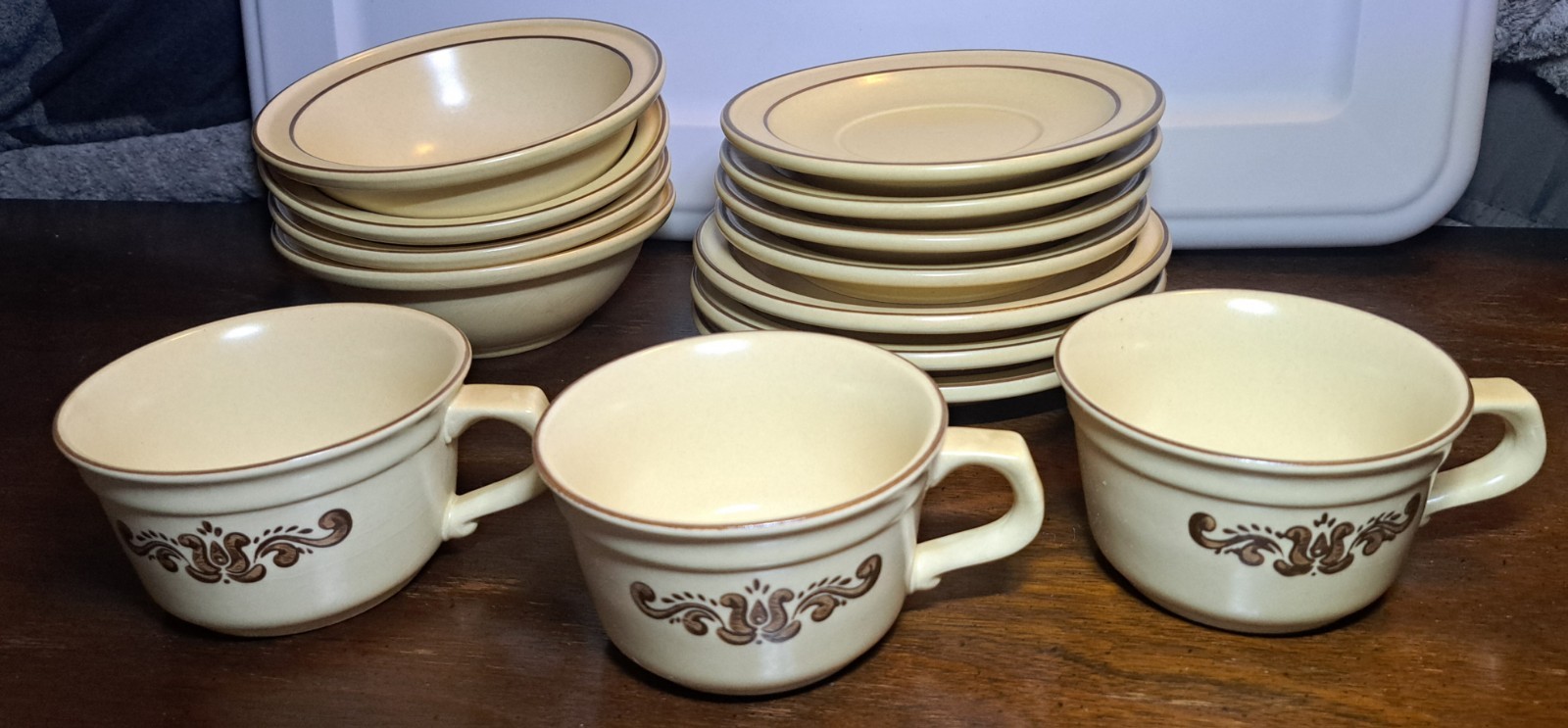 Pfaltzgraff Village 1970s 14-Piece Dinnerware Set Plates Bowls Teacups Saucers