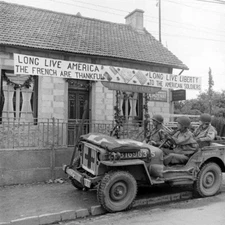 WW2 WWII Photo US Army Soldiers in Jeep France Thanks Them World War Two / 1737