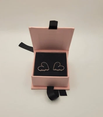 BOUCLES D'OREILLES COEURS INSCRIPTION PLAYBOY ARGENTE AVEC BOITE ! NEUF ! - Photo 1/4