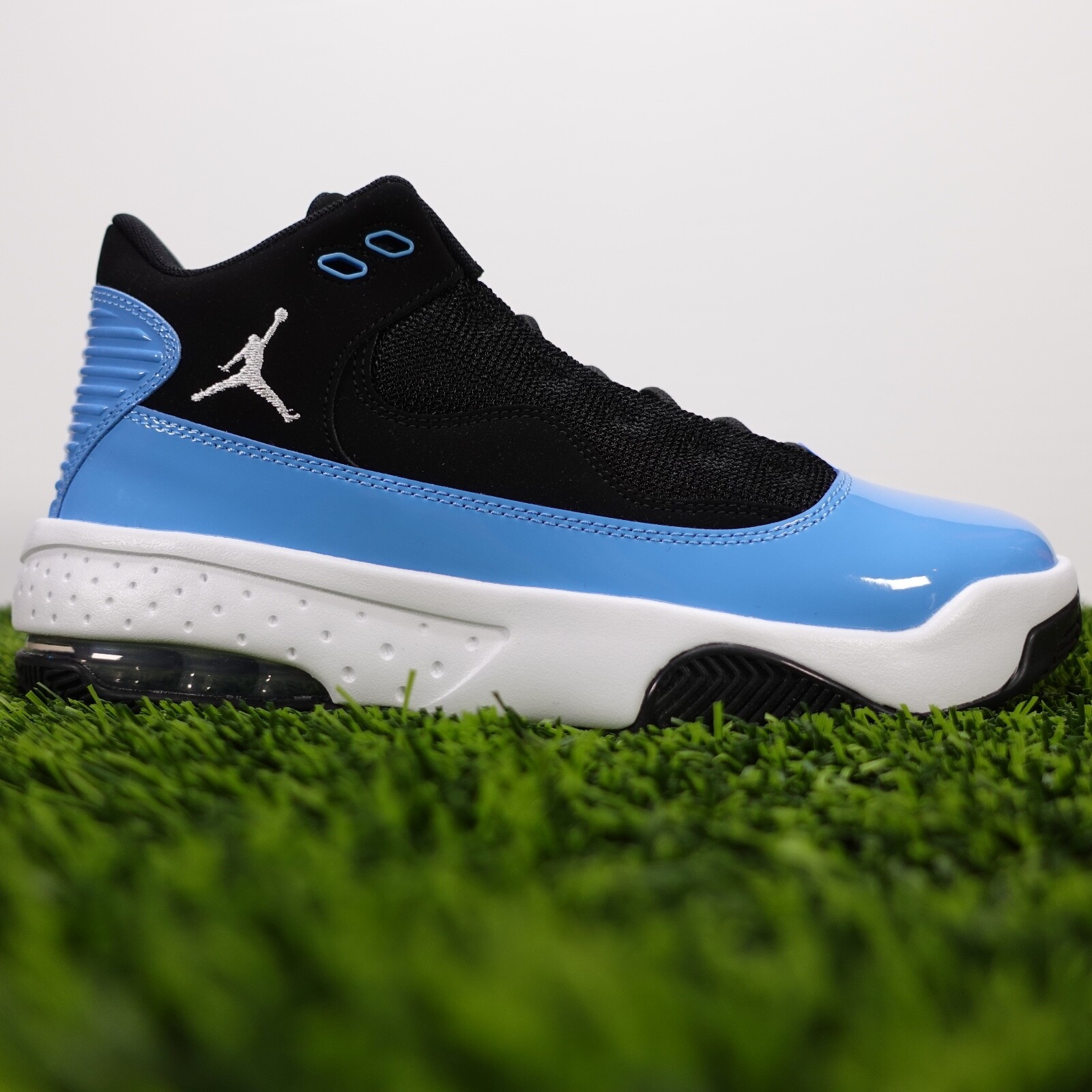 jordan max aura 2 black and blue