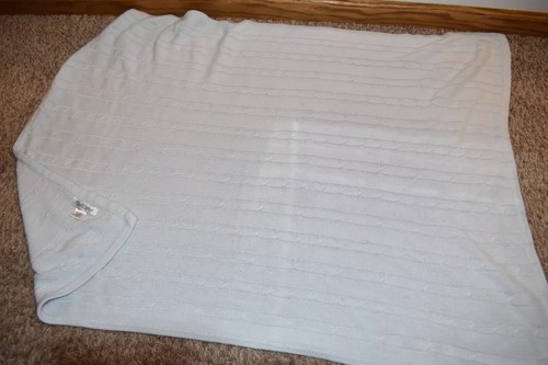 H4 A SOFT IDEA WESTPORT Pullover blau Zopfmuster Plüsch Acryl Krippe Babydecke - Bild 3 von 4
