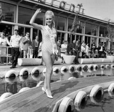 The All Star Gala at Battersea Fun Fair. Katherine Lee from London- Old Photo