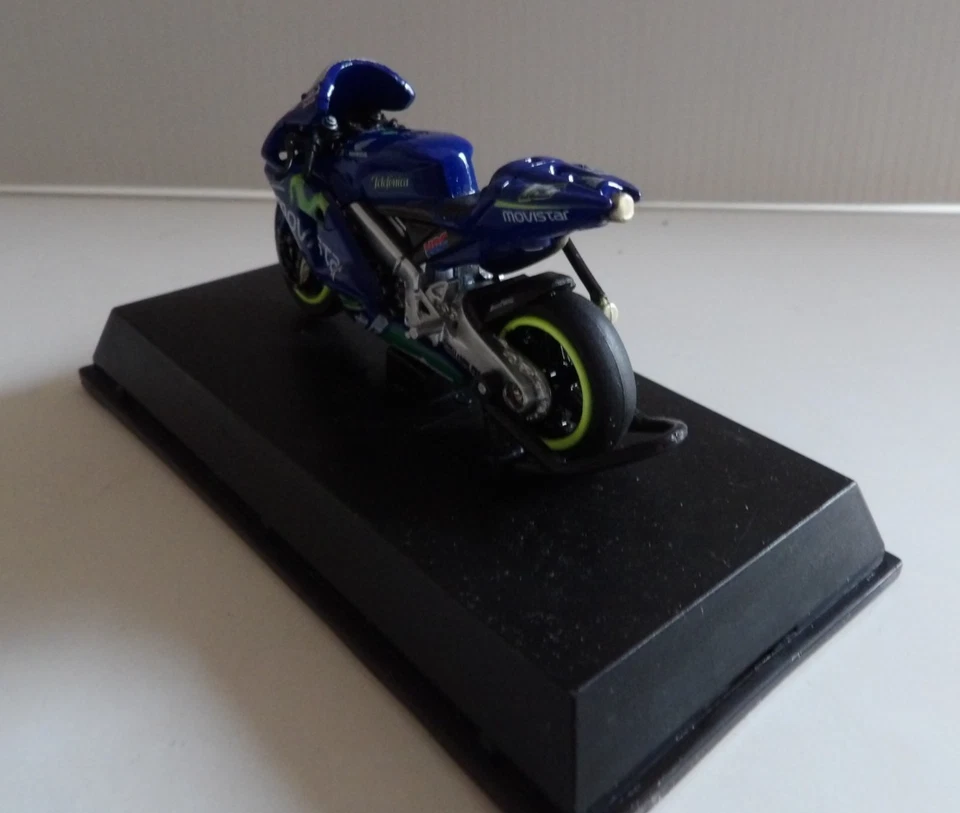 moto 1/32 HONDA RC211V ( 2005 ) n°15 ref 9 - Photo 4/4