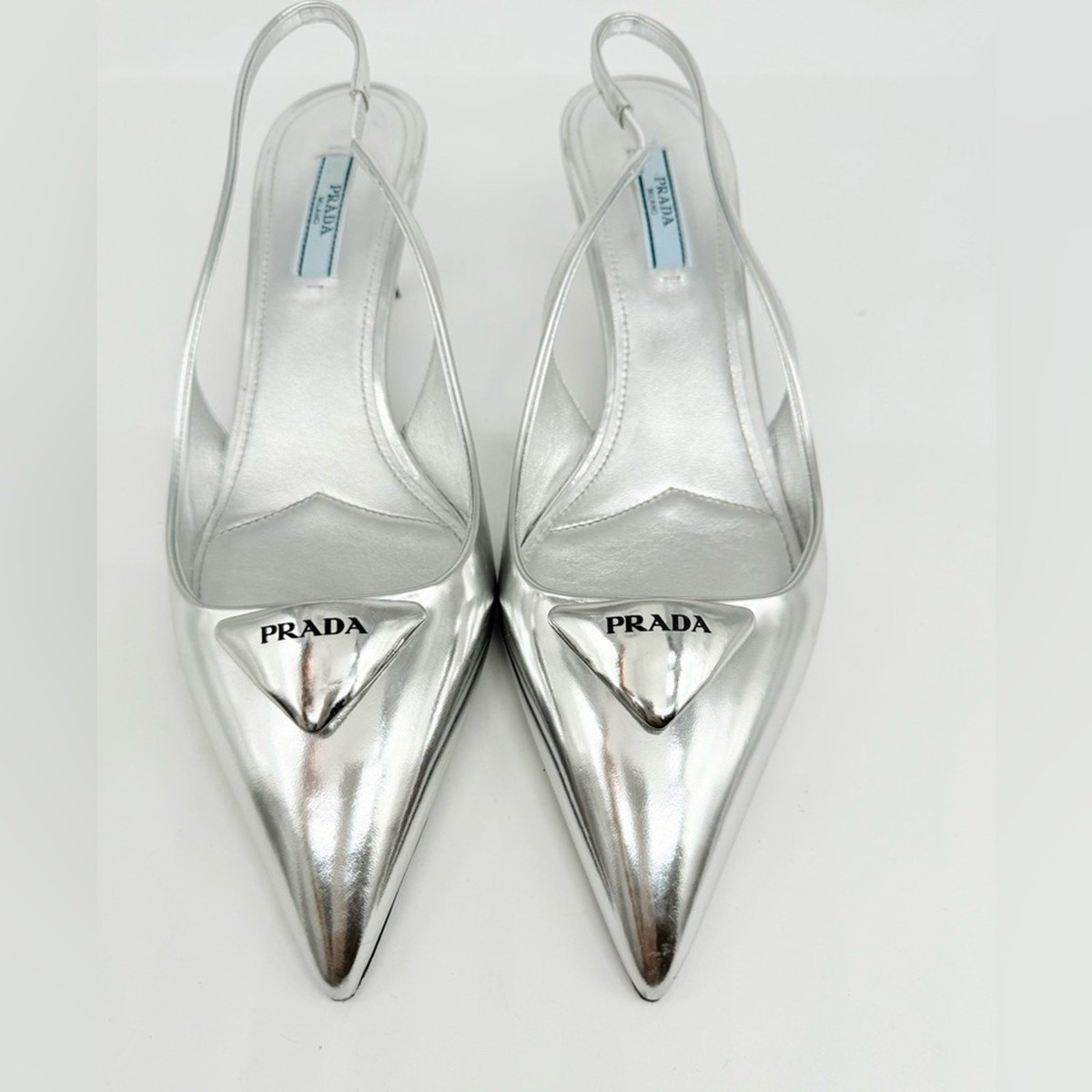 prada ✨美品✨正規品 Prada Silver leather Spazzolato Triangle Logo 45mm Slingback