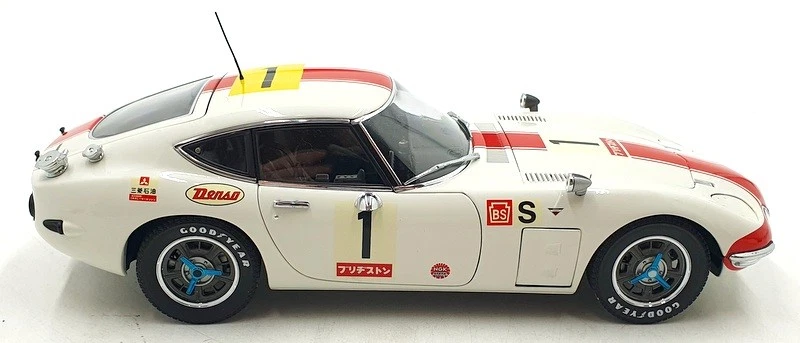 Autoart 1/18 Scale 86715 - Toyota 2000 GT #1 24Hrs Fuji 1967 White/Red - Image 4 of 4