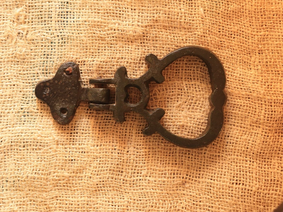 Antiguo llamador de puerta de hierro forjado del siglo XIX, herrajes de puerta delantera rescatados Foto 2 de 4