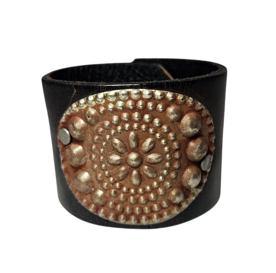 Brazalete de cuero fósil con adorno de metal ajustable a presión marrón Foto 2 de 4