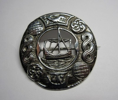 Vintage PUNZIERTE SILBER Wikingerschiff BROSCHE IM KELTISCHEN Design. Pin von R. Allison