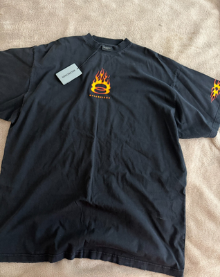 Balenciaga BURNING UNITY Tシャツ Balenciaga MEN'S BURNING UNITY T-SHIRT OVERSIZED IN BLACK Size 4
