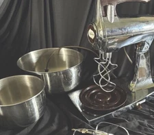 Vtg SUNBEAM DELUXE MIXMASTER 12 SPEED MIXER BROWNCHROME W BEATERS …Works Great !