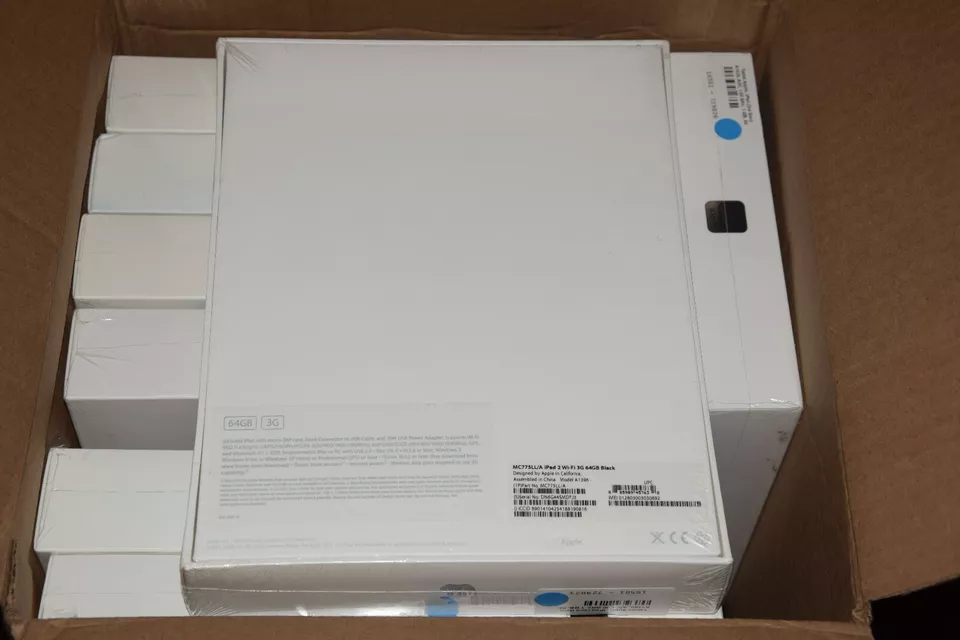 Apple iPad 2 2nd Generation 64GB MC775LL/A Wi-Fi + 3G Cellular GSM Unlocked Blak - Image 3 of 4