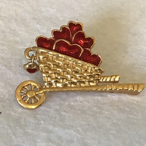 Authentic Delightful Vintage AVON Gold Plated Wheel Barrel Full Of Hearts Pin. ~F4~