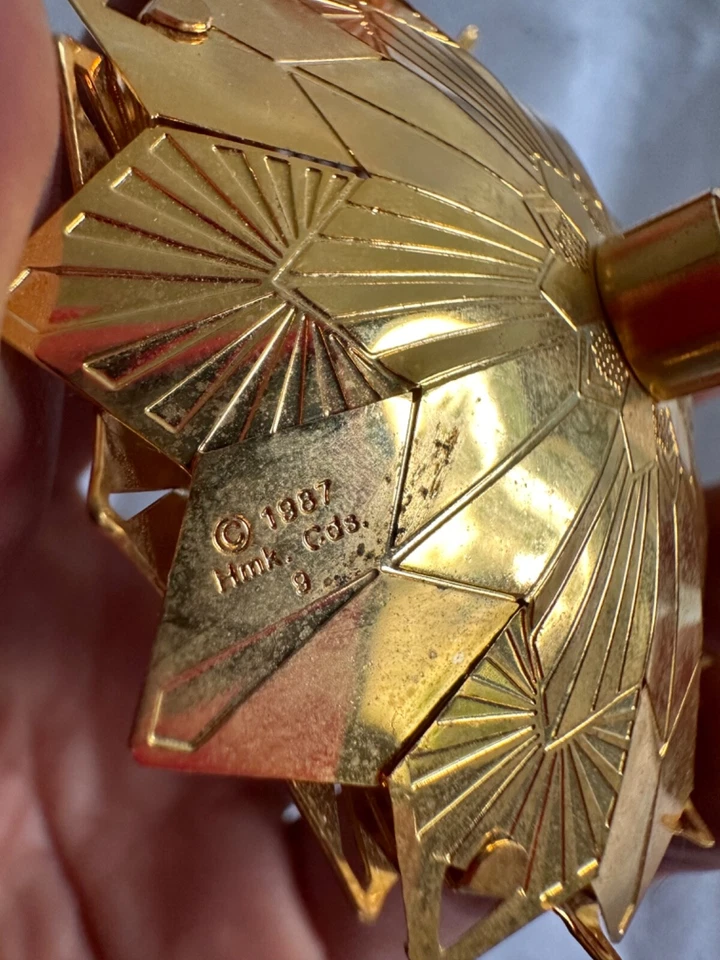 Cubierta de luz de Navidad de filigrana de latón con copo de nieve Hallmark Foto 3 de 4