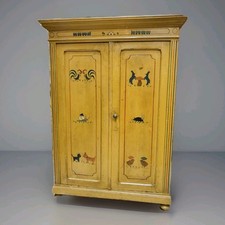 Antiker Lackierter Vitrinenschrank Mit Dekorationen Aus Dem XIX. Jahrhundert