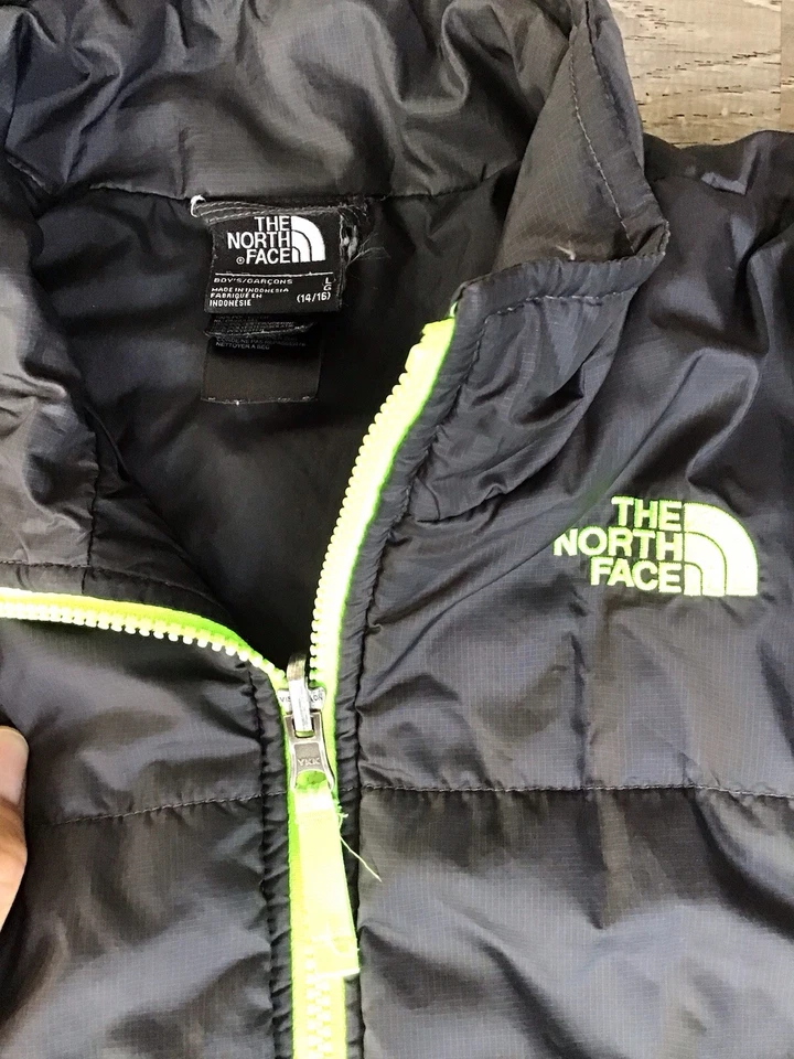 Chaqueta acolchada negra con cremallera The North Face bolsillos logotipo talla L (14-16) abrigo para niños Foto 3 de 4